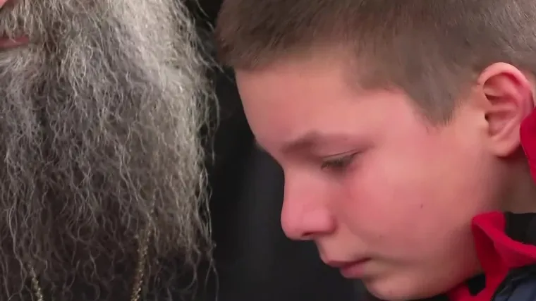 Emotivan susret Porfirija i vjernika Banije, dječak Lazar se rasplakao: 'Želim da se popravi kuća...'