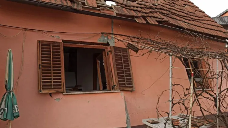 Kuća je značajno o&scaron;tećena, ozlijeđena je žena (84); Na mjesto eksplozije iza&scaron;lo 15 vatrogasaca s četiri vozila