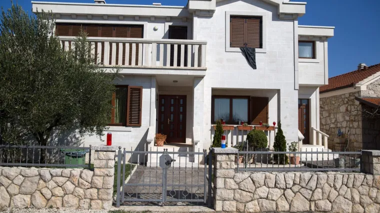 FOTO Pred Bandićevom rodnom kućom gore svijeće, a na njoj je crna zastava: Mje&scaron;tani se okupili i pomolili...