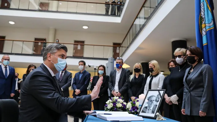 Otkriveno &scaron;to je Andrej Plenković napisao u Knjigu žalosti za Milana Bandića