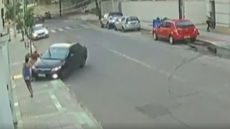 VIDEO Reagirao je u trenu: Opazio je tipa na biciklu kako otima ženi mobitel i pregazio ga autom: Kasnije su pljačka&scaron;a i istukli