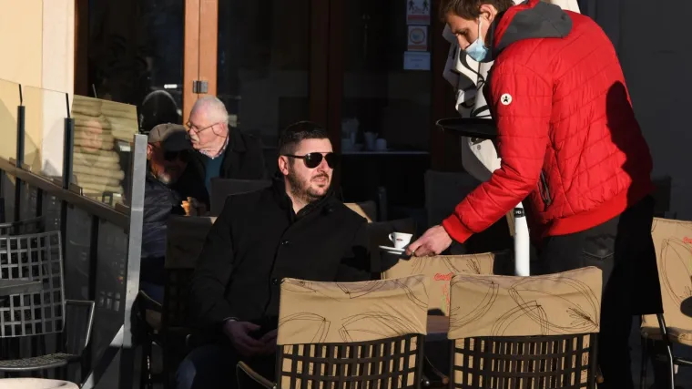 Već se piju prve kave na terasama kafića: &Scaron;to je od danas dozvoljeno, a &scaron;to jo&scaron; uvijek ne smijete raditi!