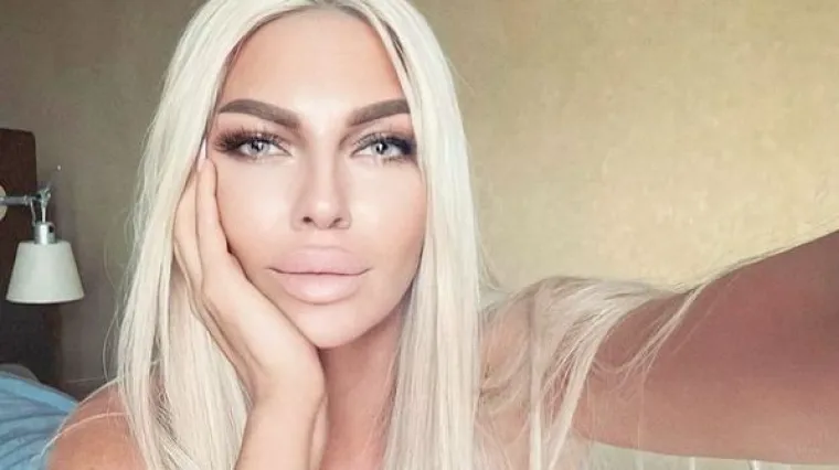 Ako se trakica preko međunožja računa kao odjeća, evo - onda je odjevena