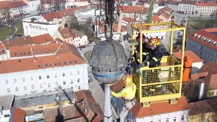 Skidali križ s karlovačke crkve i prona&scaron;li tajanstveni svitak iz 1794..: Svi se pitaju &scaron;to pi&scaron;e na njemu
