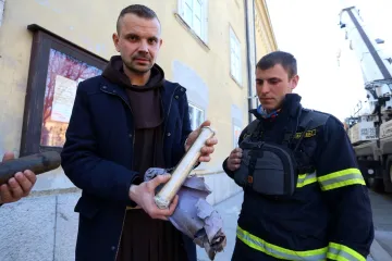 Radnici skidali križ pa pronašli svitak; Konzervatori će otkriti što na njemu piše