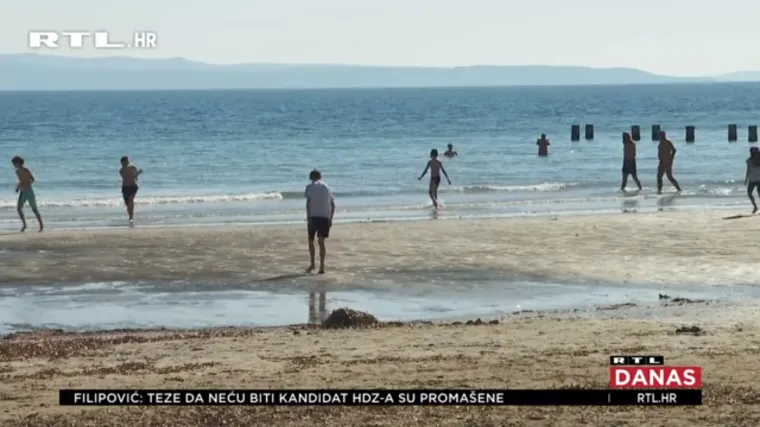 Unatoč temperaturama samo odvažni su se okupali u moru: 'To je samo za hrabre, ja ipak imam godine kad se treba čuvati'