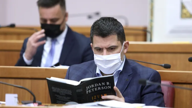 Nikola Grmoja u Sabor donio knjigu znakovita imena pa se bacio na čitanje