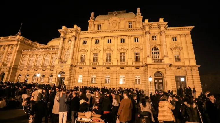 Nema vi&scaron;e kaosa i smeća ispred HNK? Čistoća najavila &scaron;to će napraviti. Evo &scaron;to su poručili mladima koji ondje tulumare