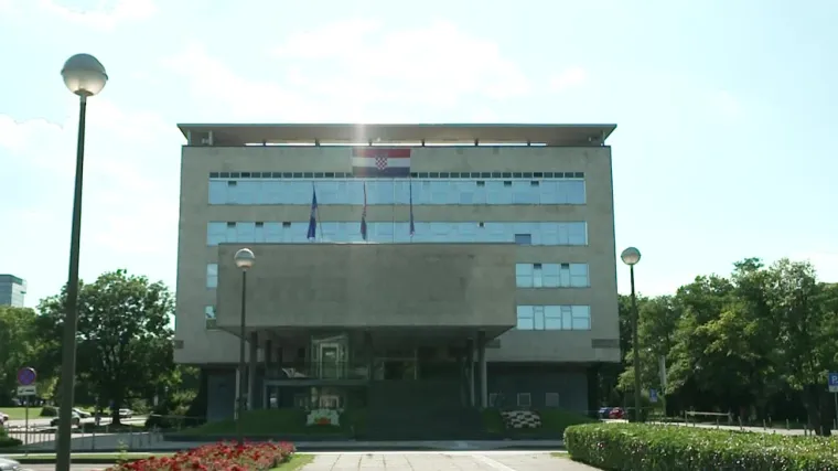 Lov na Bandićev bazen birača:  Kampanja nova partija pokera. Triatlonac, border, pjevač, biv&scaron;a ministrica i vodeni tramvaj