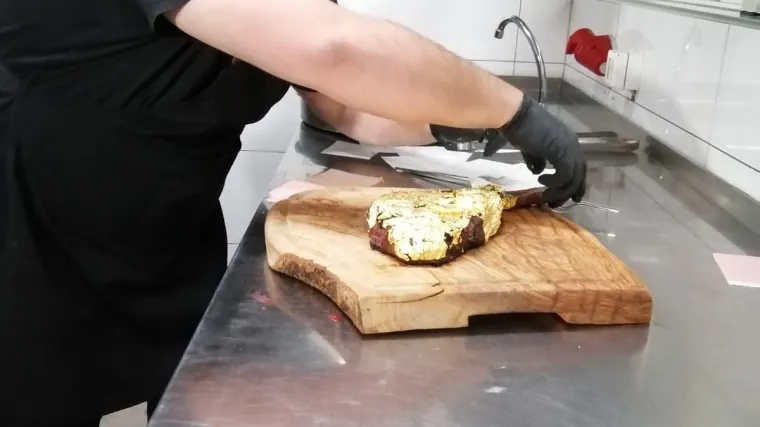 U trogirskom restoranu na jelovniku se mogu pronaći komadi mesa obloženi 24-karatnim zlatom