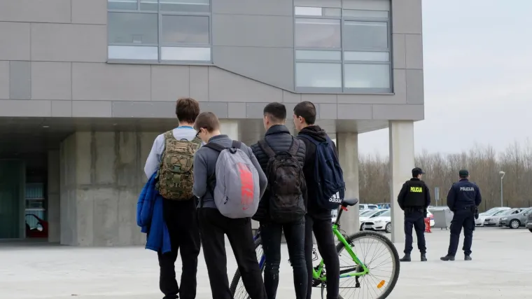 Drama u Sisku! Policija: 'Mlađa mu&scaron;ka osoba je u &scaron;kolu donijela bombu. Svi su evakuirani'