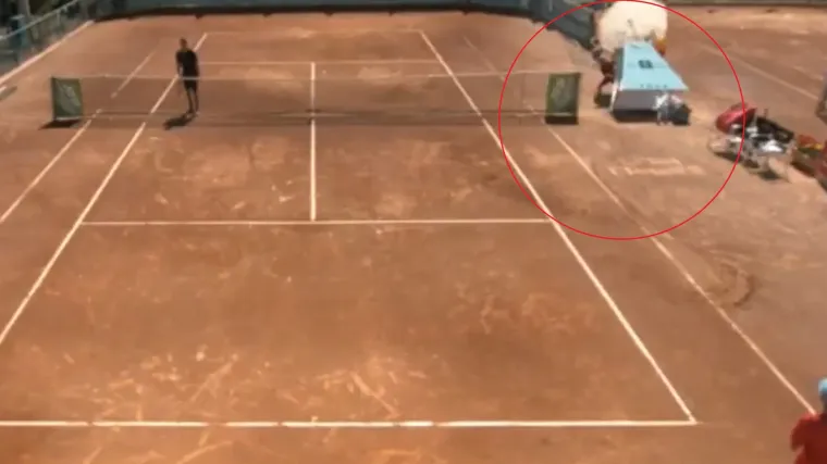 Skupljač lopti skoro teško stradao nakon zastrašujuće situacije tijekom teniskog meča