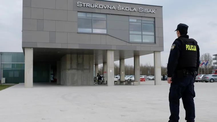 Mu&scaron;karac donio bombu u &scaron;kolu i zatvorio se unutra, sve su hitno evakuirali; Na kraju se ipak mirno predao