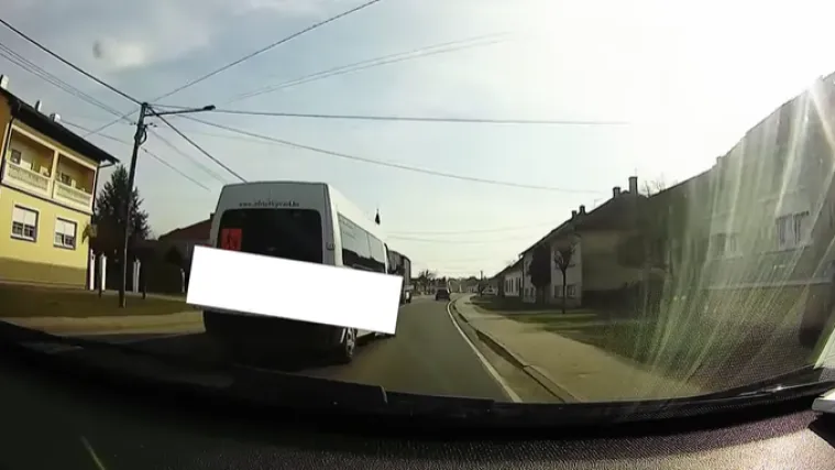 VIDEO Kombi koji navodno prevozi djecu u &scaron;kolu za dlaku izbjegao sudar u opasnom preticanju