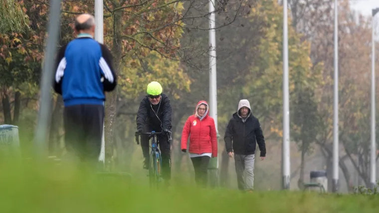 VIDEO Nesvakida&scaron;nja nesreća na Jarunu: Vjetar podigao veslački čamac u zrak i zabio ga u auto