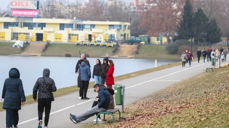 Snažan vjetar podigao veslački čamac u zrak i zabio ga u auto; 'Izgledalo je kao pijavica'