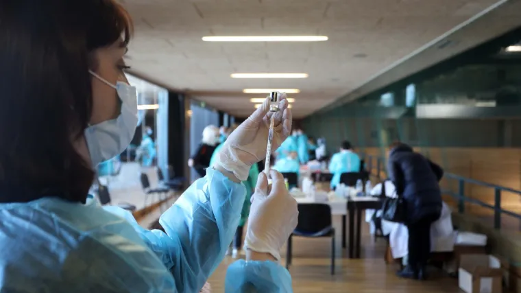 Ljudi s najvi&scaron;e kontakata trebali bi prvi primiti cjepivo: 'Cijepljenje starijih nije usporilo &scaron;irenje zaraze'