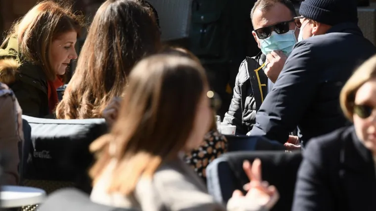 Uživanju na terasi kafića pridružio se i ministar Bero&scaron;, a po jednoj stvari isticao se od drugih gostiju