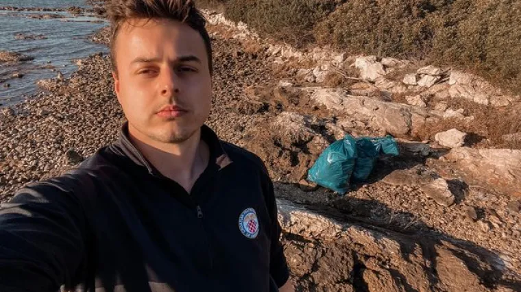 Matija Lipar ponovno je očistio plažu u Pirovcu: 'Ove godine najvi&scaron;e je bilo medicinskih maski, stiropora, plastične ambalaže'