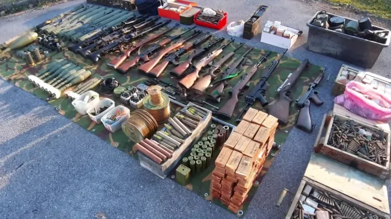 Povodom policijske kampanje jedan građanin donio je doslovno pravi mali arsenal  oružja. Te&scaron;ko je sve to i nabrojati