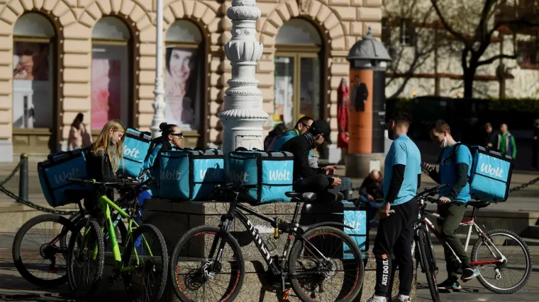 Rad na digitalnim platformama: Dostavljači hrane i vozači morat će biti u radnom odnosu?