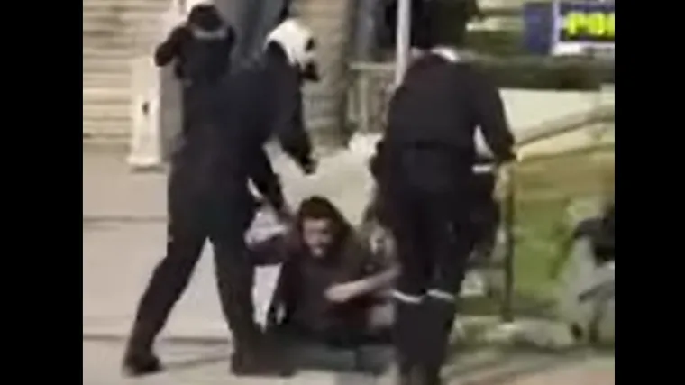 Snimke sukoba zbog nepo&scaron;tivanja mjera: Policija suzavcem rastjerivala 500 ljudi, mladića namlatili palicama