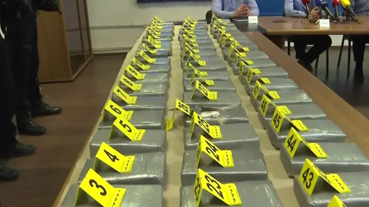 &Scaron;ef cijele operacije koji je čuvao stražu i radio vezom nadzirao iskrcaj kokaina je propali poduzetnik otprije poznat policiji