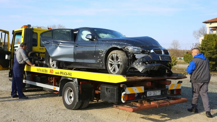 BMW izletio s ceste i završio na krovu u kanalu; ozlijeđene su majka i osmomjesečna beba