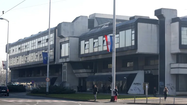 S polica M&uuml;llera iz predostrožnosti povučeno mlijeko u prahu