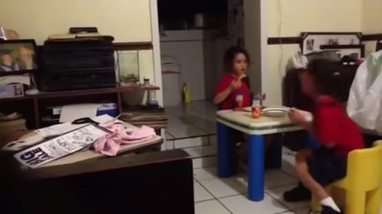 Na snimci se vidi tek naoko prazna kuhinja, ali vrisak djevojčica ledi krv u žilama