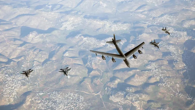 Pogledajte kako njihovi borbeni zrakoplovi prate američke bombardere B-52