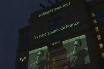 Sjećate li se potresne priče o ubijenom profesoru i optuženoj djevojčici u Parizu? Dobila je nastavak...