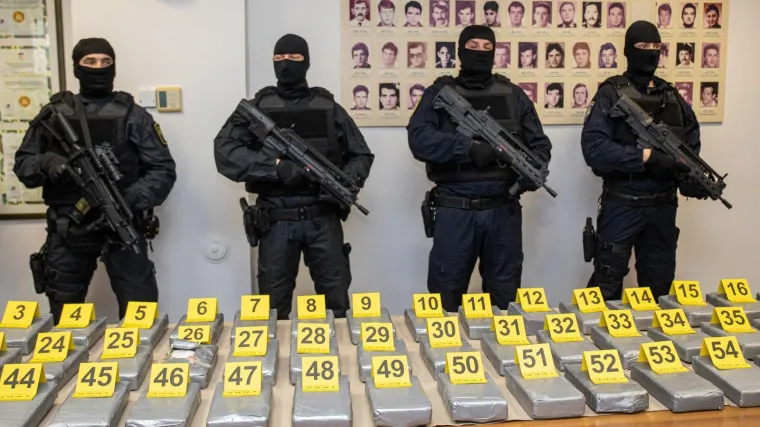 U bananama 'uvezli' 73 kilograma kokaina! Trojici osumnjičenih određeno mjesec dana pritvora