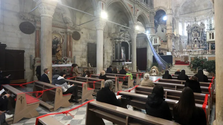 Pokrenuti postupci: Je li Stožer ograničavanjem broja ljudi u crkvama diskriminirao vjernike? Ustavni sud podijeljen