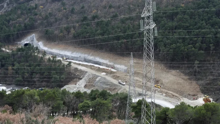Državna cesta D 70 se privremeno zatvara, građani će morati koristiti brodice preko Cetine