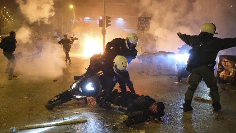 Mirni prosvjed zavr&scaron;io je nasilnim sukobima: 'Život mladog policajca bio je u opasnosti, to nas treba probuditi'