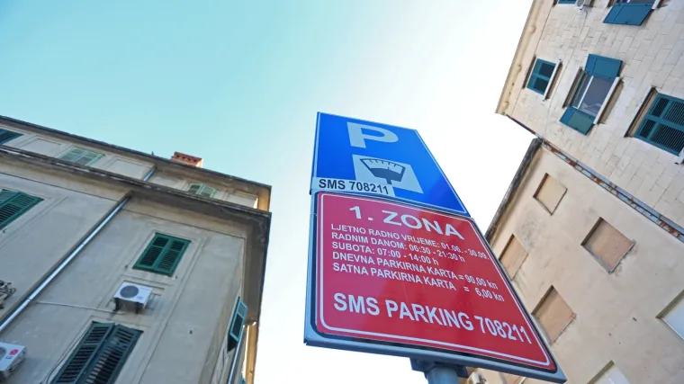 Kratko parkirao, otpratio bolesnu majku u stan pa dobio paprenu kaznu: 'Ne zovite me gospodine nego idiote!'