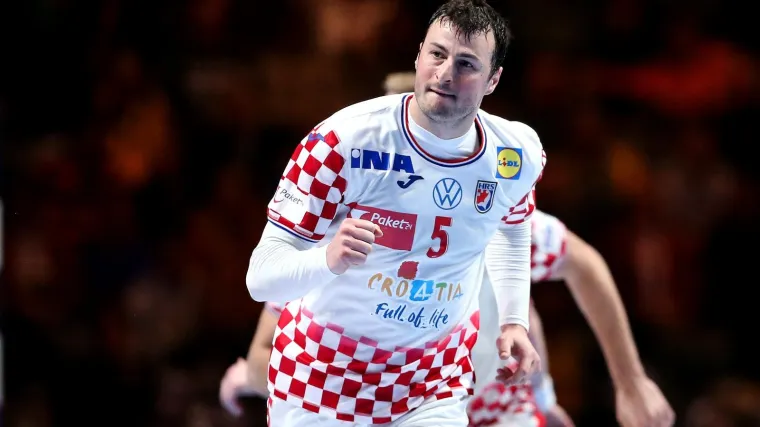 Šebetić i još trojica na tribini