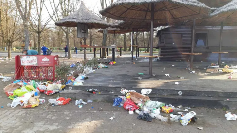 Kako izgleda jedno od najpopularnijih okupljali&scaron;ta mladih u Zagrebu nakon tuluma? 'Tone' smeća, smrad...