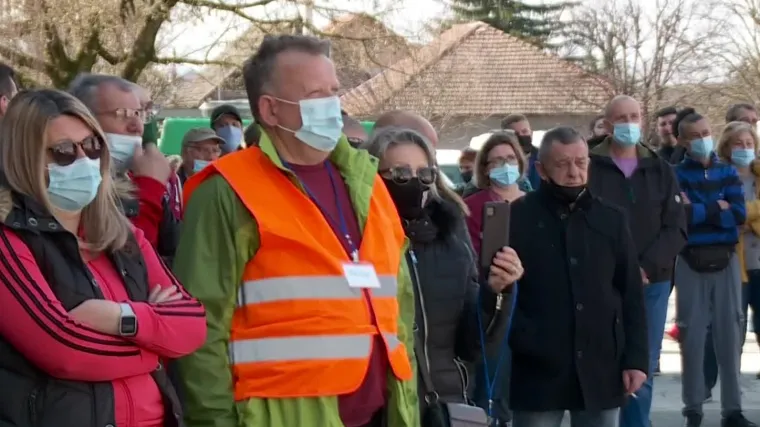 U Petrinji prosvjed. Građani nezadovoljni obnovom i raspodjelom pomoći: 'Lopovi, lopovi!'