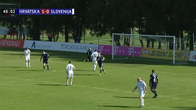 Na stadion u Petrinji istrčale nogometne legende: 'Nogomet je solidarnost i prijateljstvo'