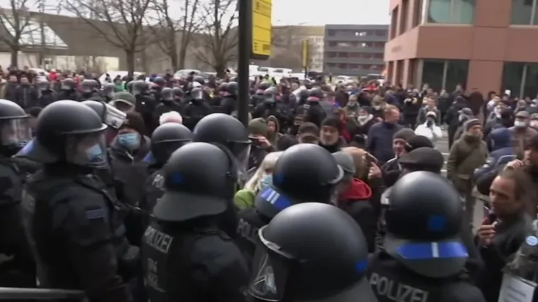 Diljem Europe ponovno strože mjere. Prosvjedi u Njemačkoj, Italiji, Francuskoj, Beogradu