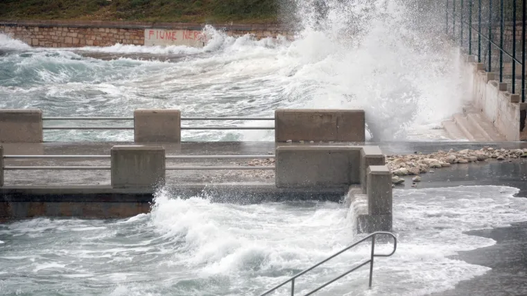 Čuvajte se, u dijelovima zemlje se očekuju udari vjetra do 100 km/h