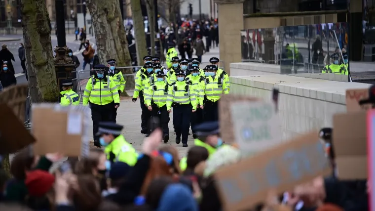 Policajac zvjerski ubio ženu, ljudi se okupili na bdijenju, a kad je policija krenula s uhićenjima počeo sukob
