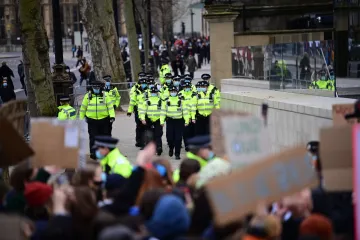 Policajac zvjerski ubio ženu, ljudi se okupili na bdijenju, a kad je policija krenula s uhićenjima počeo sukob