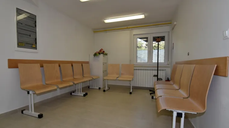 Napad u ordinaciji: Zakasnio na pregled, nije želio otići iz hodnika pa medicinara udario &scaron;akom u glavu