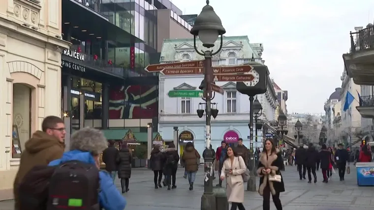 Cijepili su 13 posto stanovnika, ali brojke rastu - Srbija zatvorila trgovine, kafiće i frizerske salone: 'Tko se o&scaron;i&scaron;ao, o&scaron;i&scaron;ao se'