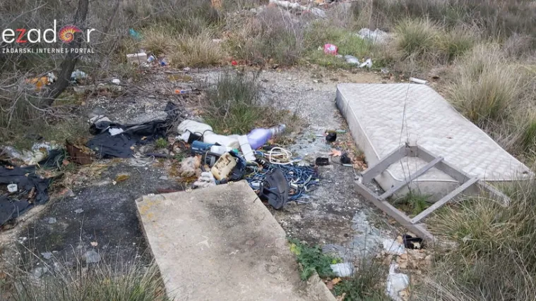 Dio Zadarske županije pun azbestnih ploča, wc školjki, pelena, plastike...