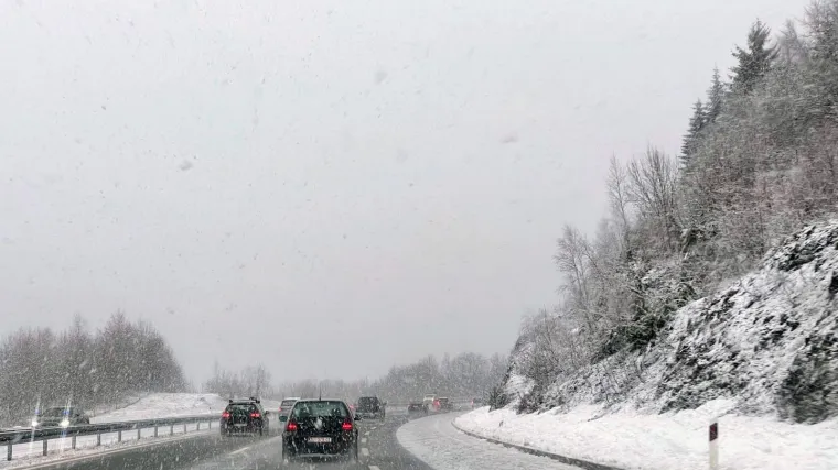 HAK upozorava: Ne krećite na put bez zimske opreme! Stižu ki&scaron;a, snijeg i jak vjetar