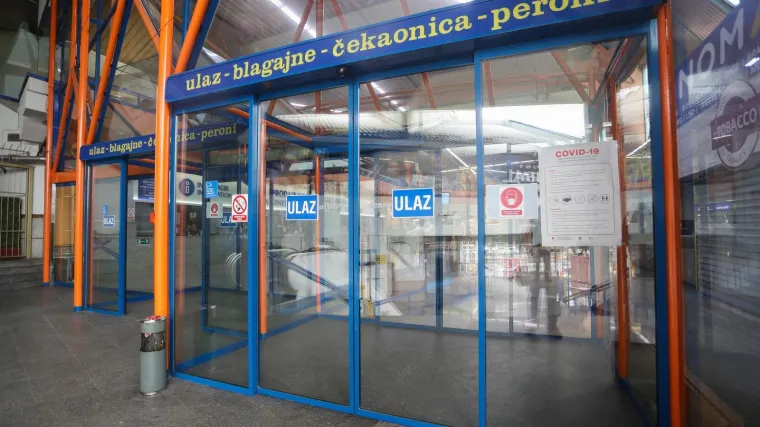 Jedini glas koji se čuje je onaj s razglasa...